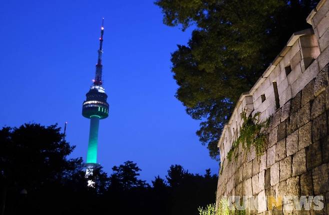 N서울타워 야경/ 남산 정상에 우뚝 솟은 전망 탑으로 해발 480m 높이에서 360도 회전하면서 서울시 전역을 조망할 수 있는 명소이다.