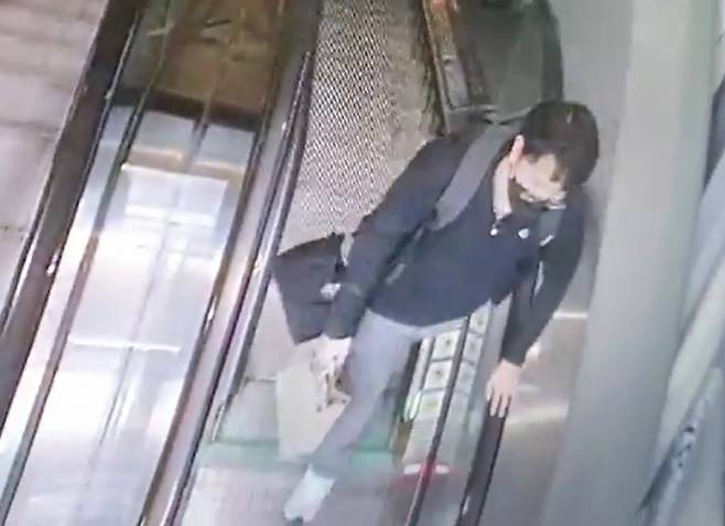 사진=분당 서현고 3학년 김휘성 군이 실종 당일 오후 5시 22분 서현역 영풍문고에서 문제집을 구매 후 에스컬레이터를 타고 올라오는 모습. 연합뉴스