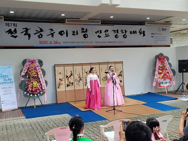 남은혜 명창등이 마무리에 앞서 참가 관람객에 민요 공주아리랑 등를 선사하고 있다.