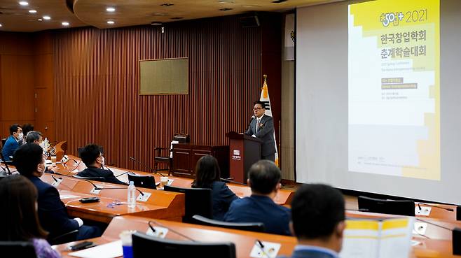 이성호 한국창업학회장(서울시립대 경영학부 교수)이 24일 서울 동대문구 서울시립대에서 열린 '2021 한국창업학회 춘계학술대회'에서 개회사를 하고 있다. <사진제공=한국창업학회>