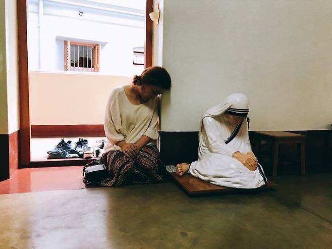 테레사 수녀의 ‘죽음에 이르는 집’에서 기도를 하는 모습.우측은 테레사 수녀의 몸을 본 뜬 모형. /사진=백진주