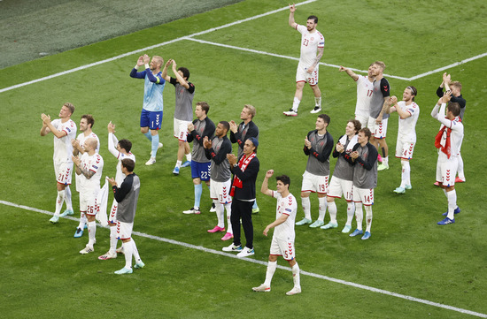 덴마크 선수들이  27일 오전(한국시각) 네덜란드 암스테르담 요한 크루이프 아레나에서 열린 웨일스와의 16강전에서 4-0으로 완승을 거두며 8강에 진출한 뒤 관중들의 환호에 답하고 있다. /사진=로이터
