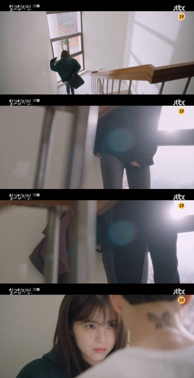Song Kang comforted Han So Hee, who had a menstrual blood on his pants, that he was giving a coat and that it was only a pitchless physiological phenomenon that could come to men.In the second episode of the JTBC Saturday drama I Know, (played by the garden and directed by Kim Garam Jang Ji-yeon), which was first broadcast on June 26, a figure of Yunabi (Han So Hee), who suffered from a sudden break in his physiology during class, was portrayed.On this day, the UNABI was worried that he could not tell anyone about his sudden physiology during the presentation class.Park Jae-eon, who watched all this foreground, followed her as she hurried out of the classroom with her bag covering her back as soon as she finished the presentation.Park Jae-eon, who caught the UNAB, noticed the situation in the behavior of the UNABI desperately covering his pants. He took off his outer clothes and wrapped them around the waist of the UNABI.Yunabi asked, Are you going to tell someone else?Park Jae-hyun said, You are a little bit of me. He said, You will suddenly turn men, if you see me in class, will you tell the children?Is that like this? said Yunabi, but Park Jae-un asked again, I do not think it is the same, but will you tell me? Yunabi replied, No, never.