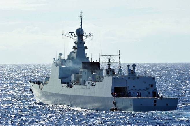중국 해군 호위함이 바다에서 선 내 검문검색 훈련을 실시하고 있다. 세계일보 자료사진