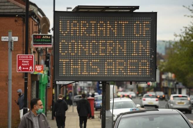 영국 맨체스터 인근 볼턴의 시가지 전광판에 14일(현지시간) 신종 코로나바이러스 감염증(코로나19) 변이 바이러스를 조심하라는 경고 문구가 새겨져 있다. AFP=연합