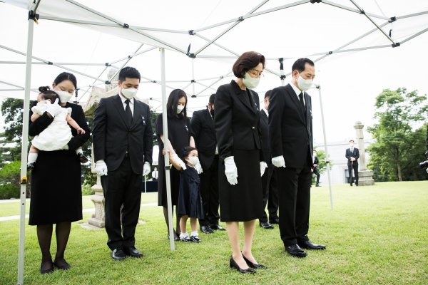 백범 김구 선생 묘소에서 참배하고 있는 김호연 빙그레 회장(오른쪽)과 가족들. 사진제공｜빙그레