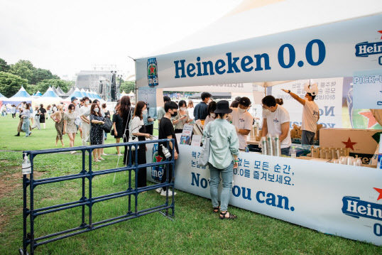 하이네켄이 지난 26~27일 양일 간 서울 송파구 올림픽공원에서 펼쳐진 ‘뷰티풀 민트 라이프 2021’에 ‘하이네켄 0.0 부스’를 마련하고 관람객들을 대상으로 논알코올 맥주 ‘하이네켄 0.0’를 판매하고 있다.(사진=하이네켄 제공)