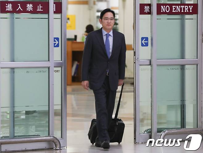 일본 정부의 반도체 소재 수출규제 발표가 있은 직후 이재용 삼성전자 부회장이 2019년 7월 12일 일본 출장을 마치고 서울 강서구 김포국제공항을 통해 귀국하는 모습/뉴스1 © News1 허경 기자