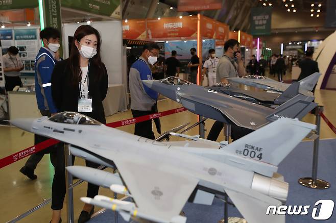 지난 23일 경남 창원컨벤션센터(CECO)서 열린 '2021 방위산업 부품·장비 대전'을 찾은 관람객들이 공군 부스를 살펴보고 있다. 2021.6.23/뉴스1 © News1 여주연 기자