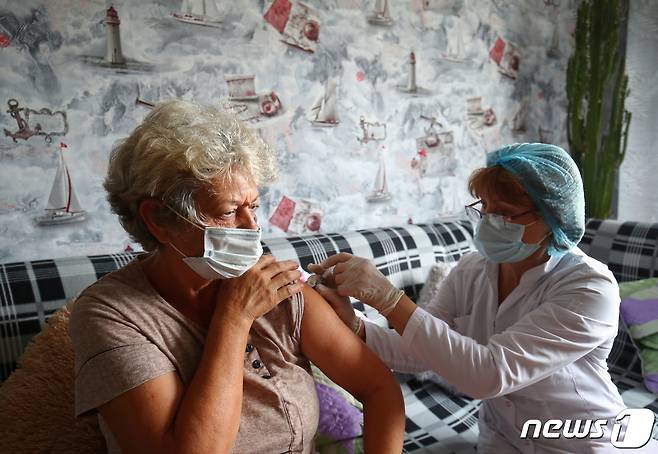 러시아 마을에서 28일 한 여성이 코로나19 백신을 접종하고 있다. © 로이터=뉴스1 © News1 원태성 기자