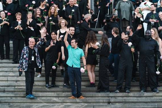 지난 18일 오페라 '마탄의 사수' 초연 및 독일 베를린 콘체르트하우스 개관 200주년 기념 공연 직후 스태프들이 극장 앞에서 서로 꽃을 주고 받으며 축하 인사를 나누고 있다. 김환 디자이너는 카를루스 파드리사 연출의 오른편에 서 있다. /사진=프레스토아트