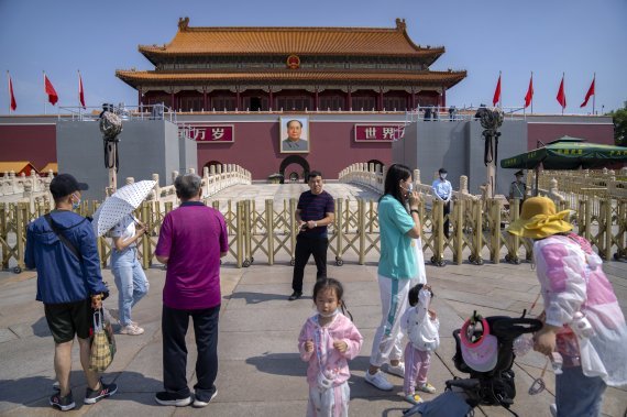 중국 베이징의 톈안먼 광장에서 방문객들이 기념 사진을 찍고 있는 모습. 톈안먼 광장이 7월 1일 중국 공산당 창당 100주년 기념행사에 대비해 23일부터 일반인 출입을 통제한다고 시 관계자가 밝혔다. /사진=뉴시스