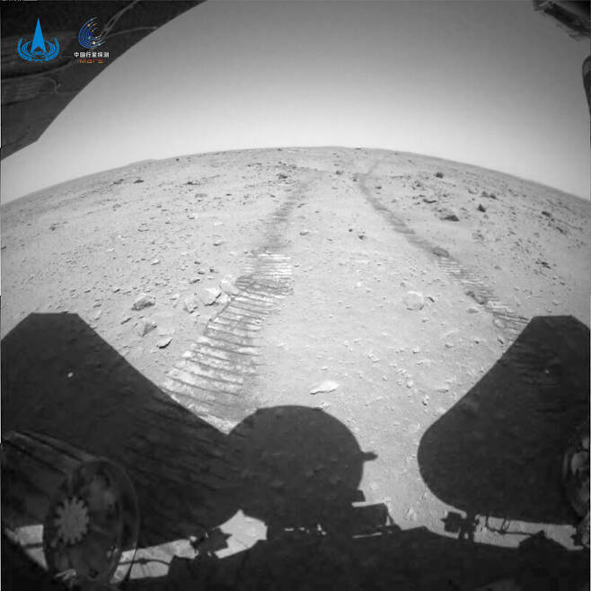 주룽이 이동할 때 화성 표면에 생긴 바퀴 자국. 중국국가항천국 제공