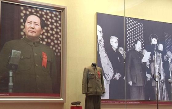 1949년 10월 1일 베이징 천안문 성루에 올라 중화인민공화국 건국을 선포하는 마오쩌둥의 모습. [중국CCTV 캡처]