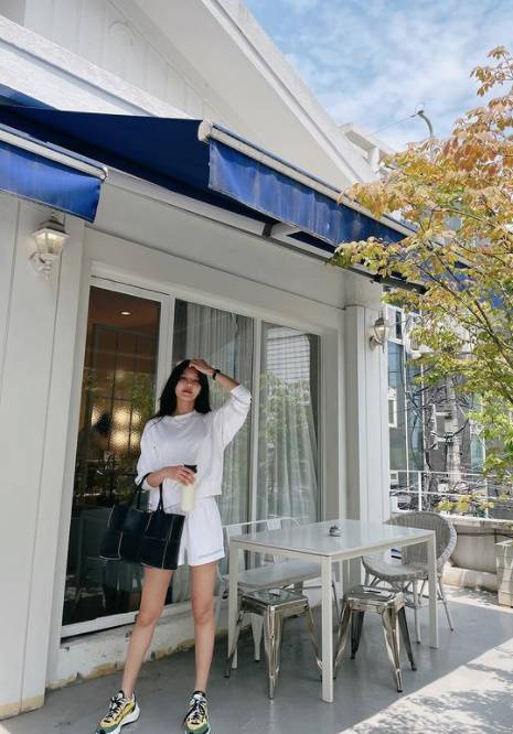 Girls Generation member and actor Choi Sooyoung has released a relaxed routine.On the 28th, Sooyoung posted several photos in a personal instagram along with an article entitled The weather is so good but I go to work.The photos released showed Sooyoung taking a full-length shot with a tumbler in front of the cafe, with a tall tall, long limbs impressive.The netizens who watched the photos are what is the ratio and How do you take it?Meanwhile, Sooyoung has been openly devoted to Actor Jung Kyung-ho for nine years.Sooyoung is currently performing on the web drama So I Married Antifan.Sooyoung SNS