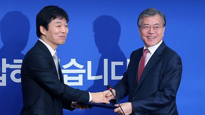 2016년 당시 민주당 청년 최고위원에 선출된 김병관 전 의원 (왼쪽)