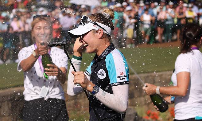 넬리 코르다가 28일 미국 조지아주 존스 크리크의 애틀랜타 애슬레틱 클럽에서 열린 LPGA 투어 메이저 대회 KPMG 여자 PGA 챔피언십에서 우승한 뒤 동료들의 축하 샴페인 세례를 받고 있다. 존스 크리크=AFP연합뉴스