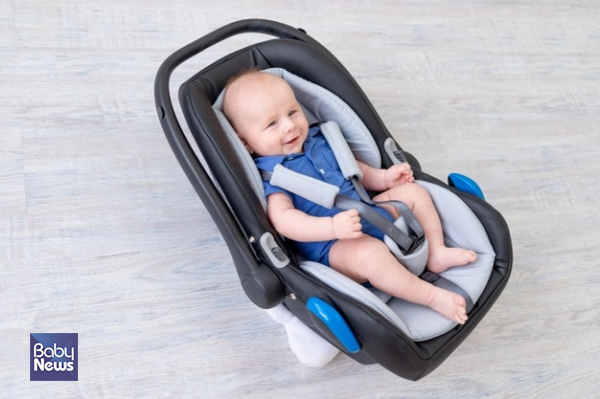 인펀트 카시트를 미리 준비해 실내에서 아기를 피팅하는 것이 안전하다. ⓒ구글이미지 상업 및 기타 라이센스