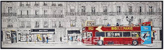 우병출의 ‘씨잉’(Seeing·2020). 프랑스 파리 루브르박물관 길을 건너편에서 포착해 그린 50호(182.6×53.3㎝) 작품. 좀처럼 컬러를 쓰지 않는 작가가 ‘빨간색’ 관광버스에 꽂혔다(사진=오현주 문화전문기자).
