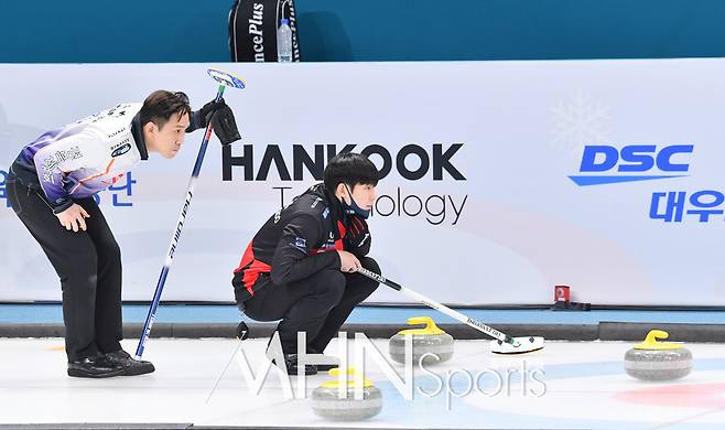 28일 오후 강원도 강릉시 강릉컬링센터에서 '2021 KB금융 한국컬링선수권대회 with 강릉' 1차전 남자부 결승전에서 경기도컬링연맹 스킵 정영석이 투구 방향을 잡아주는 가운데 경북체육회 스킵 김수혁이 라인을 살피고 있다. [MHN스포츠 강릉, 권혁재 기자]