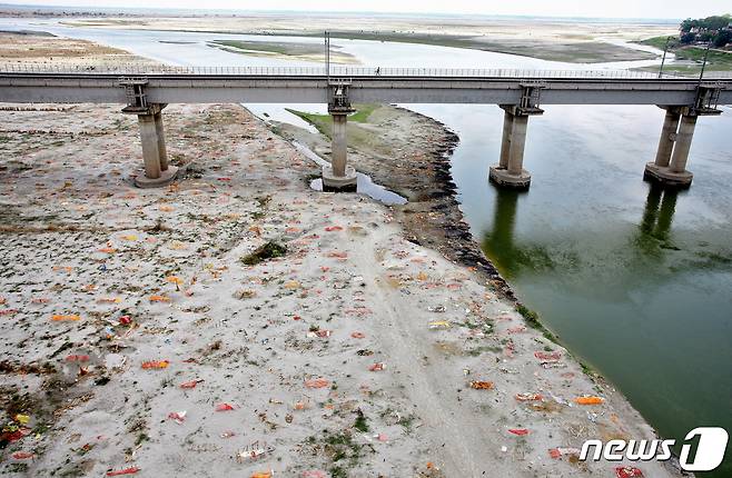 인도 갠지스 강 변에 묻힌 코로나19 희생자들. © 로이터=뉴스1 © News1 정윤영 기자