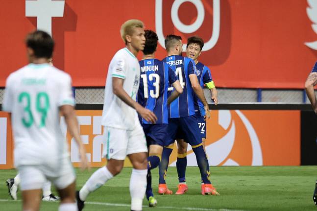 울산 현대 루카스 힌터제어와 이청용이 29일 태국 빠툼타니 스타디움에서 열린 2021 ACL 조별리그 F조 2차전 빠툼 유나이티드(태국)와 경기에서 전반 추가골을 합작한 뒤 기뻐하고 있다. 제공 | 한국프로축구연맹