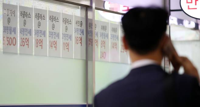 <YONHAP PHOTO-5999> 2년간 한주도 내리지 않고 오르기만 한 서울 아파트 전셋값     (서울=연합뉴스) 박동주 기자 = 17일 서울 서초구 반포동의 한 부동산중개업소 앞 시세표.      서울 아파트 전셋값이 최근 2년 동안 단 한 주도 내리지 않고 상승세를 이어온 것으로 나타났다.     작년 7월 임차인 보호를 위해 임대차 2법을 전격 도입했지만, 좋은 입법 취지에도 불구하고 전세 품귀에 전셋값 급등 등 부작용이 나타나면서 세입자들의 시름은 더 깊어졌다. 2021.6.17     pdj6635@yna.co.kr/2021-06-17 14:30:06/ <저작권자 ⓒ 1980-2021 ㈜연합뉴스. 무단 전재 재배포 금지.>
