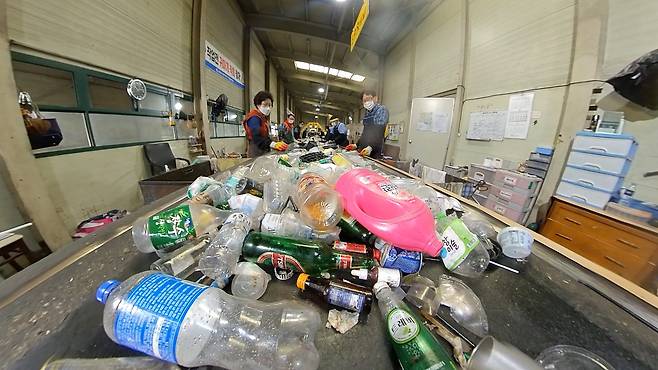 재활용 선별장에서 플라스틱 쓰레기들이 선별 과정을 거치고 있다. 왕준열PD