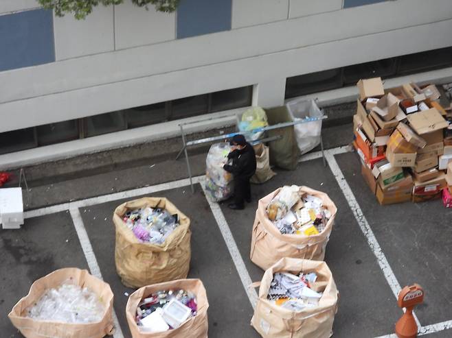서울 영등포구의 폐플라스틱 분리수거 현장. 강찬수 기자
