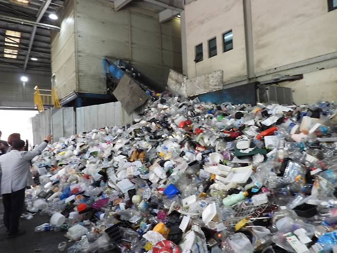 경기도 김포시 공공선별장에 모인 폐플라스틱이 컨베이어벨트를 통해 2층으로 옮겨지고 있다. 강찬수 기자