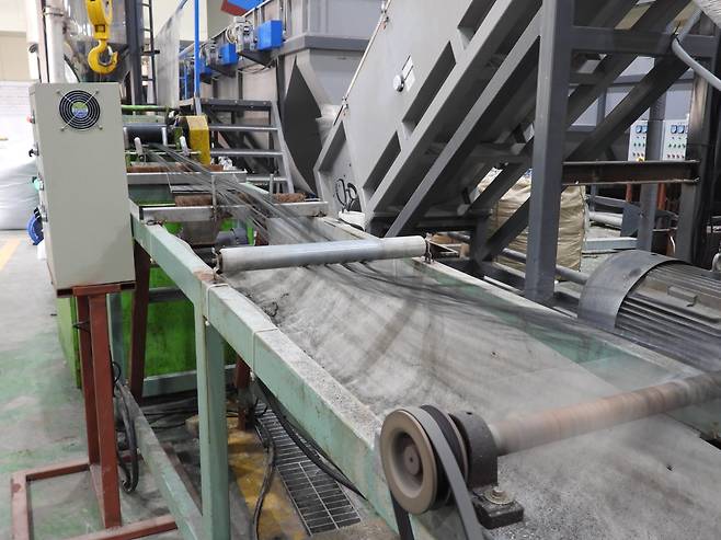 폐비닐 재활용 공장. 녹은 폐비닐이 고무줄처럼 뽑히고 있다. 강찬수 기자