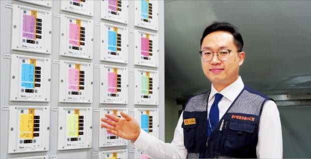 민효기 스피드랙 대표가 생산 설비에 대해 설명하고 있다. 스피드랙 제공