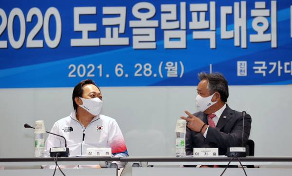 이기흥(오른쪽) 대한체육회장과 장인화 도쿄올림픽 선수단장이 28일 충북 진천 국가대표선수촌에서 열린 도쿄올림픽 미디어데이에서 국가대표 선수들에게 한국산 식자재를 공급할 대책을 말하던 중 의견을 나누고 있다. 연합뉴스