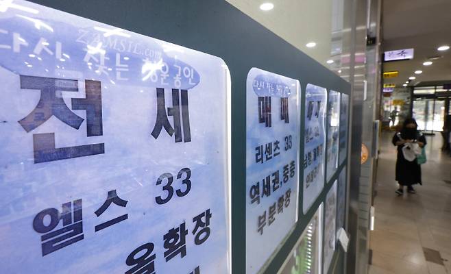 지난 25일 서울 송파구의 한 종합상가에 위치한 부동산 입구에 전세 매물 관련 안내판이 붙어 있다. [박형기 기자]