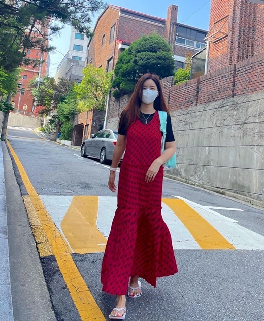 Actor Park Sol-mi, 43, showcased her passionate equal-circle look.Park Sol-mi posted several photos on his Instagram on the 29th, saying, # I want to eat a very cold squid water !!!Park Sol-mi in the open photo is staring at the camera with his long straight hair hanging naturally.He is wearing a long red one piece that comes to his ankle even with a height of 170cm.Park Sol-mi also sported an extraordinary fashion sense by wearing a black T-shirt in a red one piece with a black pattern.The white skin worn with this attracts attention and makes a smile.Park Sol-mi has two daughters in 2013 with Actor Han Jae-suk (48) and marriage.