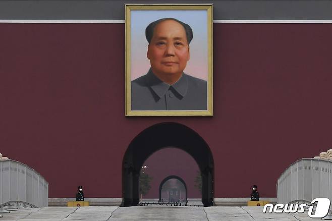 베이징 천안문 광장에 걸려 있는 마오쩌둥 초상화. © AFP=뉴스1 © News1