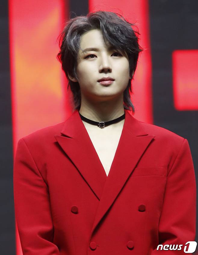 6인조 신인 그룹 저스트비(JUST B) 이건우가 30일 서울 광진구 예스24라이브홀에서 열린 첫 번째 미니앨범 ‘JUST BURN’ 발매 기념 쇼케이스에 참석해 포즈를 취하고 있다. 2021.6.30/뉴스1 © News1 권현진 기자