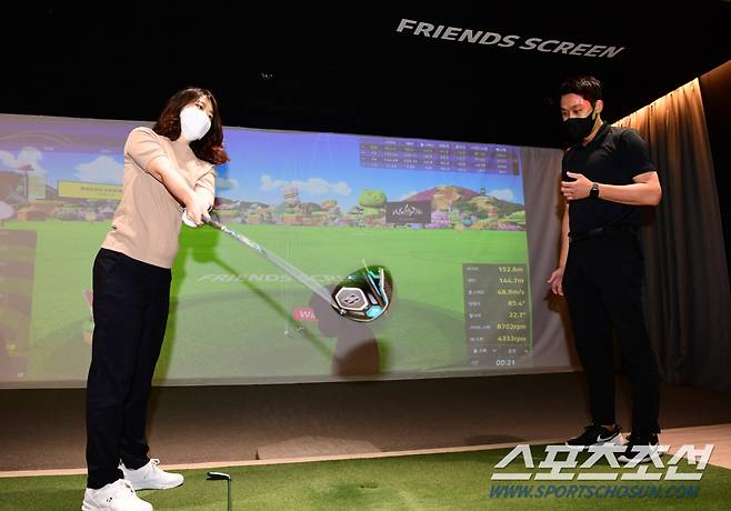 ◇카카오가 스크린 골프계에 새 바람을 일으키고 있다. 카카오VX의 '프렌즈 스크린'은 밝은 조명에 예쁜 카페 같은 깔끔한 인테리어를 앞세워 2030 '골린이'들의 '핫 플레이스'로 자리잡았다. 사진은 카카오VX가 안테나숍 개념으로 운영 중인 '프렌즈 스크린' 한남점에서 기자가 직접 라운딩을 체험하는 모습. 최문영 기자 deer@sportschosun.com