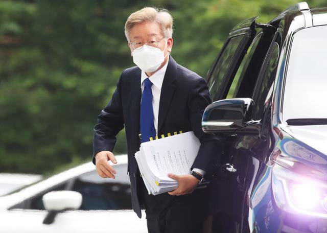 대선 출마 선언을 앞둔 이재명 경기지사가 30일 오전 경기 수원시 경기도청으로 출근하고 있다. 수원=연합뉴스