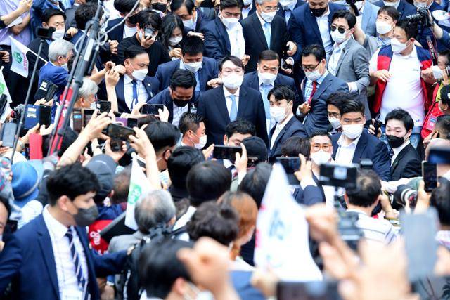 윤석열 전 검찰총장이 29일 서울 서초구 매헌 윤봉길 의사 기념관에서 대선 출마 선언 기자회견을 한 뒤 지지자들의 응원을 받으며 기념관을 나서고 있다. 국회사진기자단