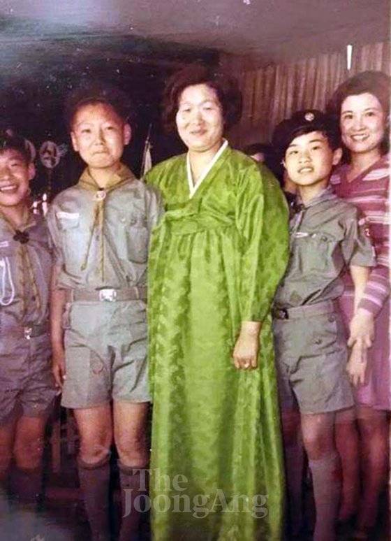 윤석열 전 검찰총장이 대구고검에 좌천됐을 당시인 2014년 미국에 머물던 재미철학자 고(故) 김원유 교수에게 보냈던 사진이다. 좌측부터 윤석열 전 검찰총장, 윤 전 총장 어머니, 김원유 교수, 김 교수 어머니. 사진은 윤 전 총장의 초ㆍ중ㆍ고 및 대학 동문들로부터 입수했다. 김기정 기자