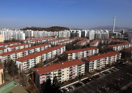 목동 아파트를 임대주택으로 등록해 임대하고 있는 주택임대사업자들이 재건축 조합원 지위 규제 강화에 따른 양도세 '폭탄'을 맞을 것으로 예상된다. 다른 재건축 초기 사업장들과 재개발 지역들도 비상이다. 사진은 안전진단 단계의 목동 아파트들. 뉴스1
