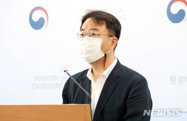 [세종=뉴시스]강종민 기자 = 이영석 환경부 화학물질정책과장이 지난 29일 정부세종청사에서 2008년 부터 11년 동안 측정결과 국내 다이옥신 등 잔류성유기오염물질 23종의 농도가 지속적으로 감소하고 있다고 밝히고 있다. 2021.06.30. ppkjm@newsis.com
