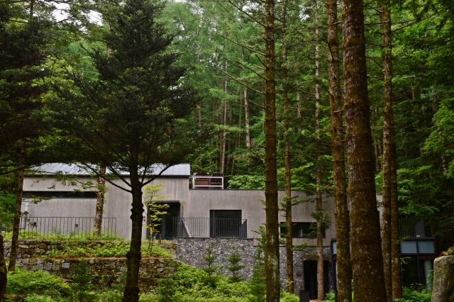 방아다리 약수터 옆에 있는 펜션 밀브릿지. 설계가 범상치 않아 알아보니 건축가 승효상의 작품이다.