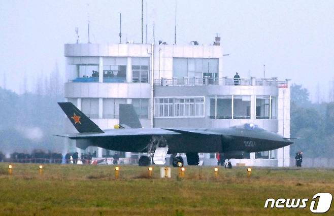 중국이 독자 개발한 스텔스 전투기 J-20. © AFP=뉴스1