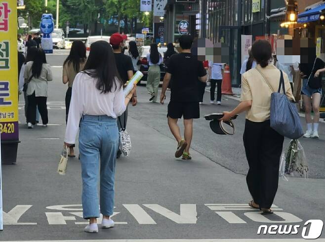 사회적 거리두기가 완화된 첫날 1일 대전 서구 둔산동 거리에는 젊은이들로 활기를 띄었다. 김종서 기자© 뉴스1