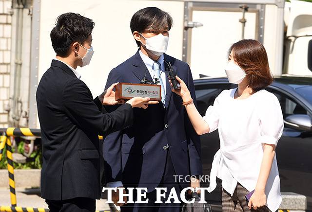 자녀 입시비리 혐의를 받고 있는 조국 전 법무부 장관이 25일 오전 서울 서초동 서울중앙지법에서 열린 공판에 출석하고 있다./임영무 기자