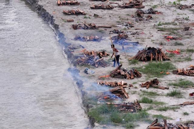 인도 갠지스 강변에 장례를 치르기 위한 장작불이 곳곳에 피워진 모습.  로이터