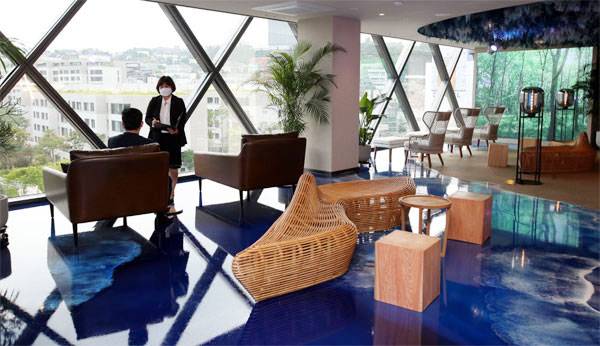 하나은행이 지난달 서울 용산구 일신빌딩 6층에 고액 자산가를 위한 프리미엄 자산관리 지점 `Club1(클럽원) 한남`을 오픈했다. 사진은 1일 유보영 하나은행 Club1 한남 PB센터지점장이 라운지에서 앉아있는 고객과 상담하는 모습.  [김호영 기자]