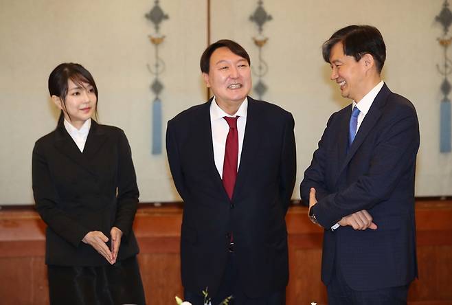 대선 출마를 선언한 윤석열(가운데) 전 검찰총장의 부인 김건희씨(왼쪽)에 대한 관심이 갈수록 커지고 있다. 사진은 지난 2019년 윤 전 총장 내외가 청와대에서 검찰총장 임명장 수여식을 기다리는 모습. 오른쪽은 조국 당시 민정수석. /사진=뉴시스